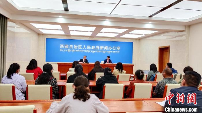 圖為西藏阿里地區(qū)在拉薩召開新聞發(fā)布會(huì)，發(fā)布西藏和平解放70年來阿里地區(qū)經(jīng)濟(jì)社會(huì)發(fā)展成就?！∝暽＠?攝