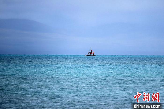 從岸邊營地以長焦鏡頭遠眺，科考隊員在巴木錯作業(yè)。　<a target='_blank' ><p  align=