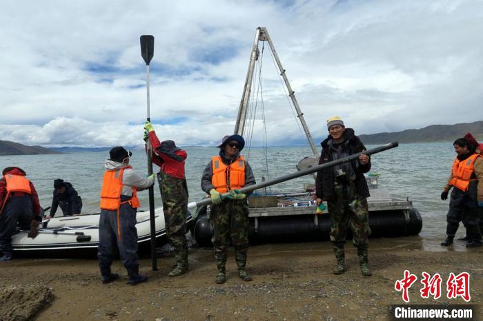 科考隊(duì)員從巴木錯(cuò)采樣歸來(lái)?！?lt;a target='_blank' ><p  align=