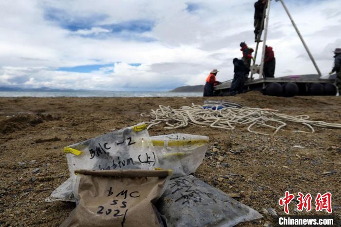 科考隊(duì)員從巴木錯(cuò)采集的科研樣品。　<a target='_blank' ><p  align=