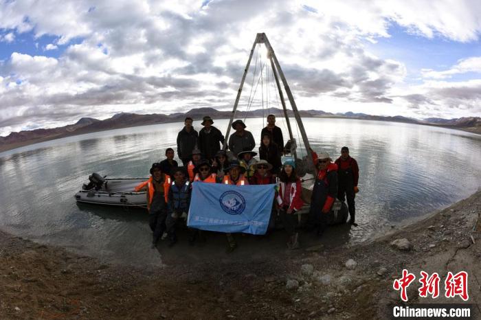 科考隊(duì)員在結(jié)則茶卡湖岸邊合影?！?lt;a target='_blank' ><p  align=
