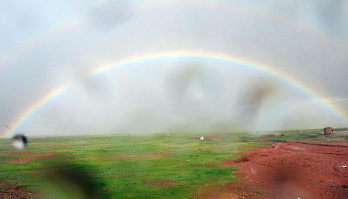 科考隊員在茲格塘錯采樣返程途中，高原風(fēng)雨彩虹送行?！?lt;a target='_blank' ><p  align=