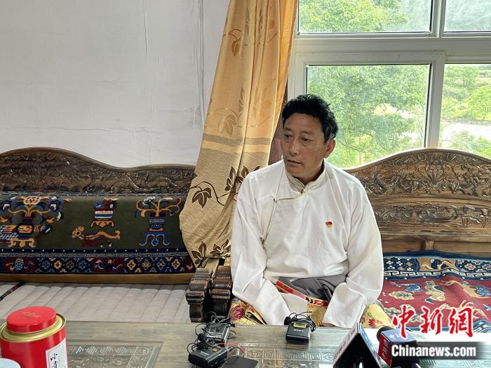 巴卡村黨支部書記、村委會(huì)主任尼瑪次仁。周璟 攝
