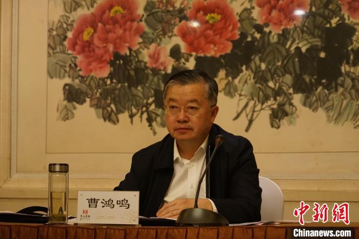 圖為全國(guó)人大常委會(huì)委員、全國(guó)人大華僑委員會(huì)副主任委員、致公黨中央副主席曹鴻鳴講話?！∨擞隄?攝