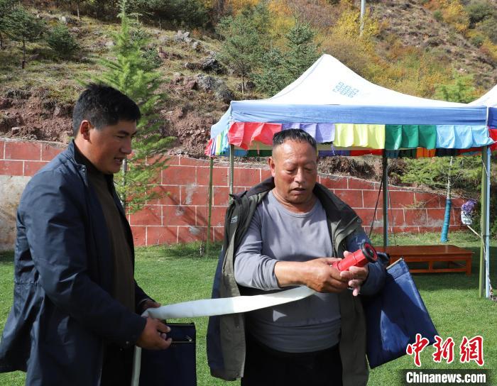 圖為護林員操作體驗滅火裝備?！〔际猩窒乐ш?供圖