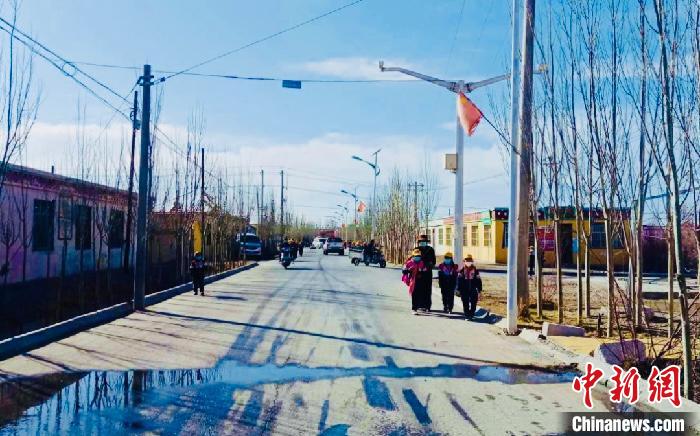 圖為黃河源昆侖社區(qū)馬路的一角?！「駹柲臼形麄鞑?供圖