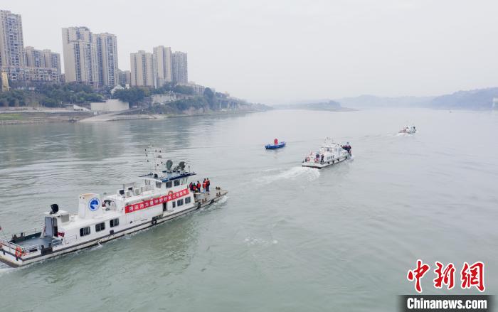 聯(lián)合巡江守護(hù)活動(dòng)現(xiàn)場(chǎng)?！〗部h融媒體中心 攝