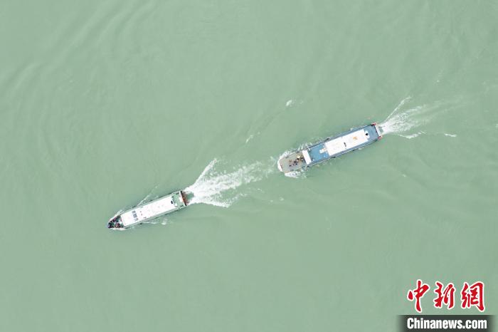 聯(lián)合巡江守護(hù)活動(dòng)現(xiàn)場(chǎng)?！〗部h融媒體中心 攝