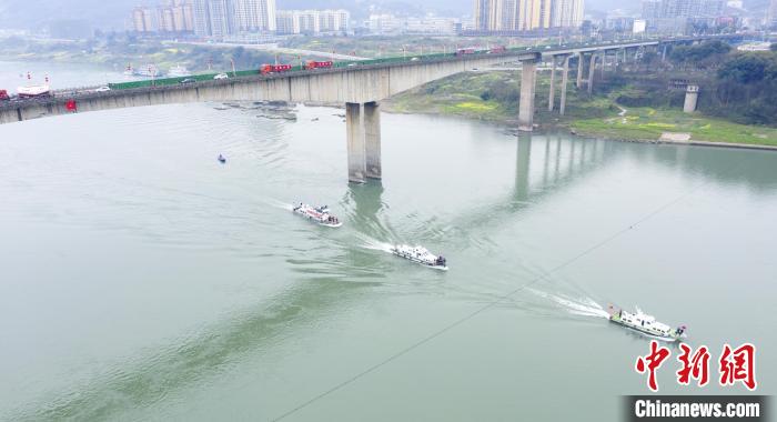 聯(lián)合巡江守護(hù)活動(dòng)現(xiàn)場(chǎng)?！〗部h融媒體中心 攝