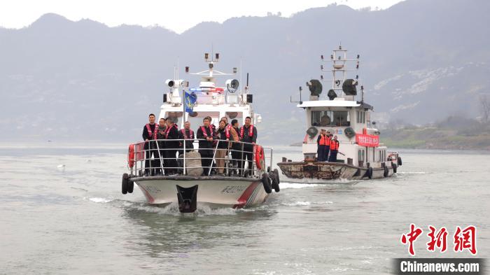 聯(lián)合巡江守護(hù)活動(dòng)現(xiàn)場(chǎng)。　江安縣融媒體中心 攝