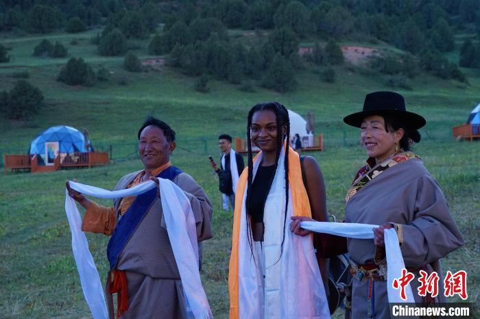 圖為當地民眾與外籍留學生合影留念。　馬銘言 攝