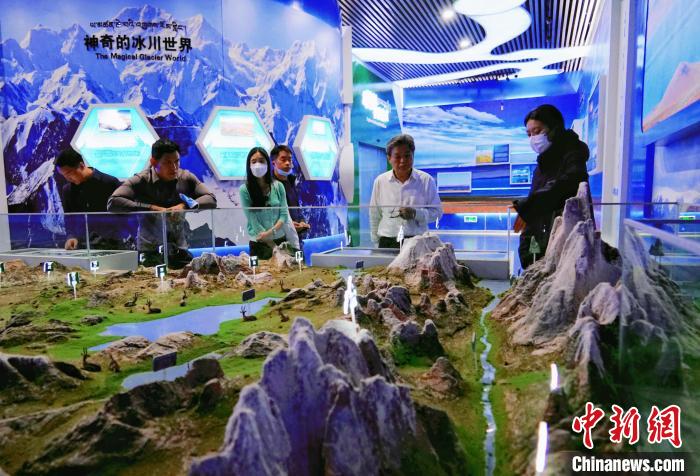 圖為中外嘉賓在玉樹州博物館內參觀?！●R銘言 攝