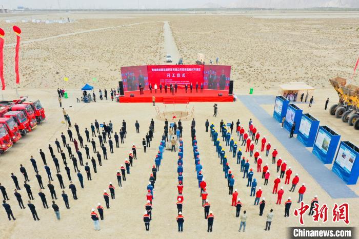 圖為無人機(jī)航拍開工現(xiàn)場?！∷髂辖?攝