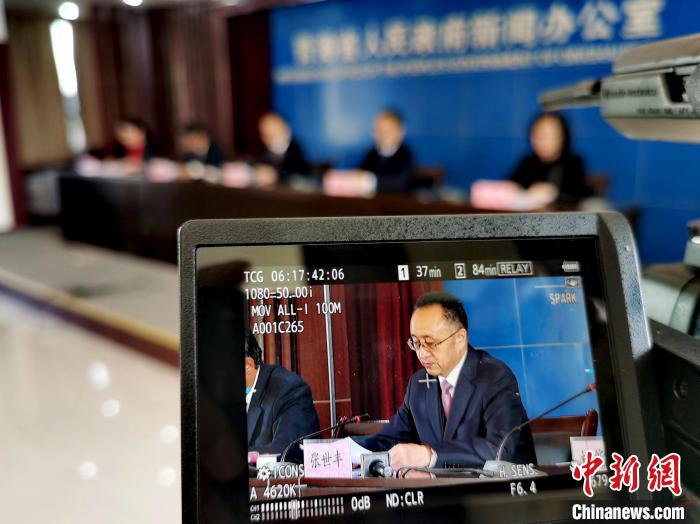 圖為青海省水利廳廳長(zhǎng)張世豐參加新聞發(fā)布會(huì)?！?zhí)砀?攝