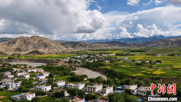 圖為依地形而建的西藏拉薩市尼木縣村居。　謝牧 攝