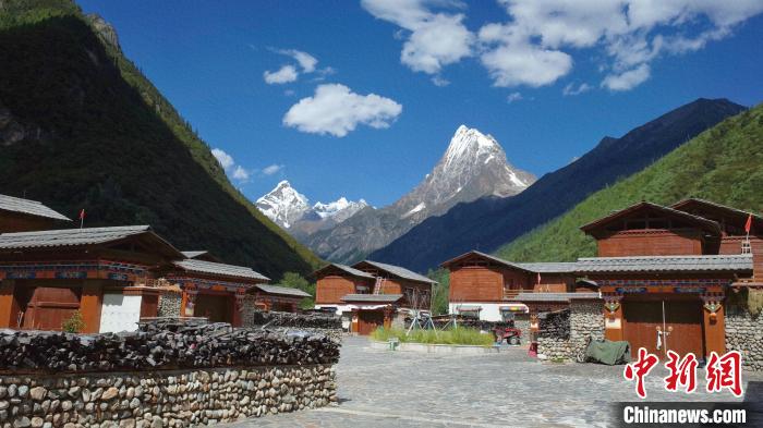 圖為西藏林芝市工布江達(dá)縣錯(cuò)高古村?！≈x牧 攝
