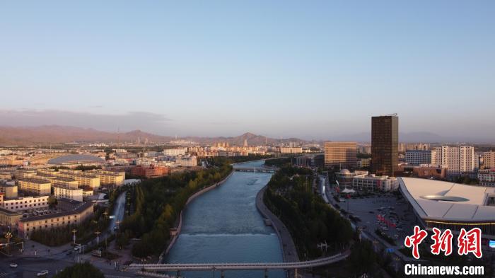 圖為無人機航拍德令哈巴音河?！『钨婚?攝