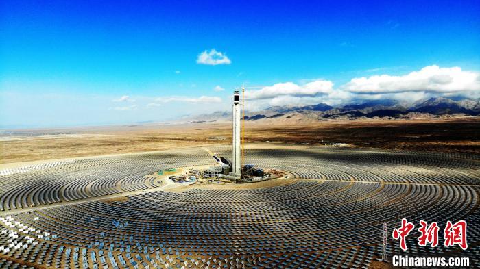 圖為德令哈光伏產(chǎn)業(yè)園?！O睿 攝