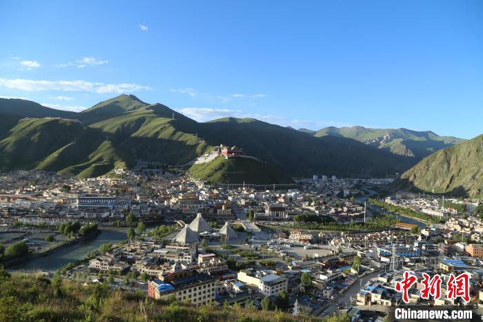 圖為航拍玉樹市?！∮駱涫形麄鞑抗﹫D