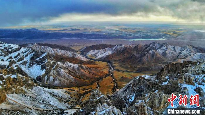 圖為柴達(dá)木盆地柏樹山森林地質(zhì)公園云霧繚繞。　巴圖那生 攝