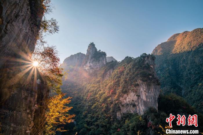 朝霞。　秦漢忠 攝