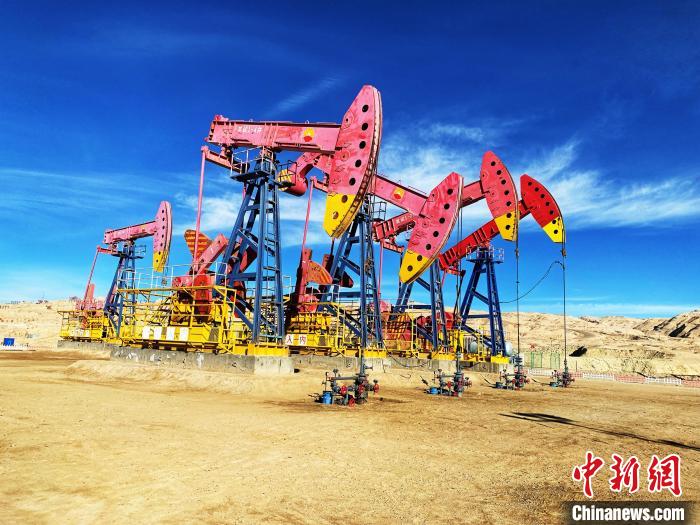 圖為青海油田采油基地?！O睿 攝