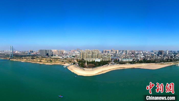 荊州市內(nèi)的荊江大堤。(資料圖) 湯偉 攝