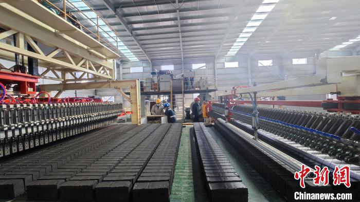 圖為張掖市宏能煤業(yè)有限公司煤矸石綜合利用項(xiàng)目現(xiàn)場(chǎng)。(資料圖) 錢大偉 攝