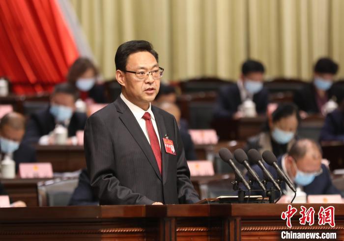 圖為青海省西寧市人民政府代市長石建平作政府工作報(bào)告。　祁增蓓 攝