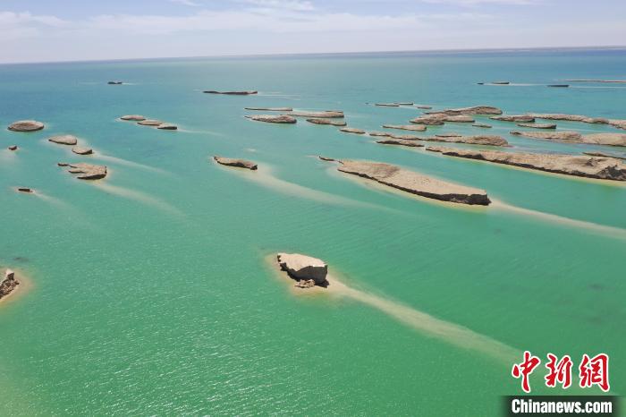 圖為海西州境內(nèi)的水上雅丹風(fēng)光。　趙凜松 攝