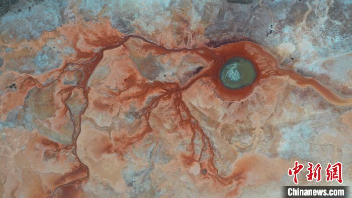 圖為海西州境內(nèi)的“網(wǎng)紅”景點(diǎn)“惡魔之眼”?！≮w凜松 攝