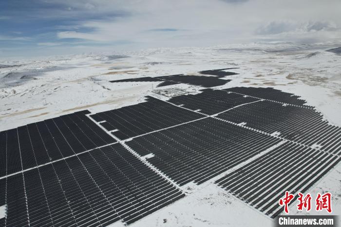 圖為航拍雪后光伏電站。資料圖 姜佳保供圖
