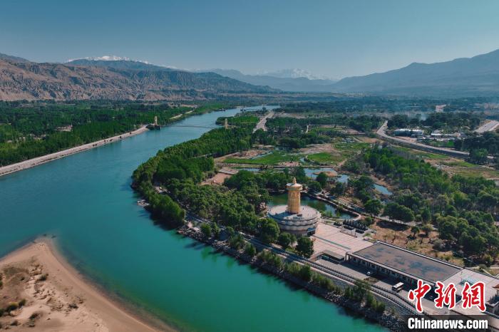 航拍青海貴德黃河岸畔綠意濃濃?！≮w凜松 攝