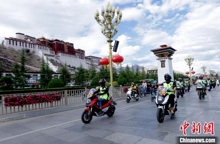 圖為2023年極地G219集結(jié)賽暨金卡納場地賽選手途經(jīng)拉薩布達(dá)拉宮?！∮文恋厍蚬﹫D