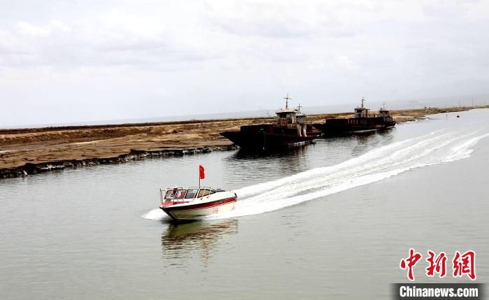 圖為茶卡鹽湖?！⊙Φ?攝