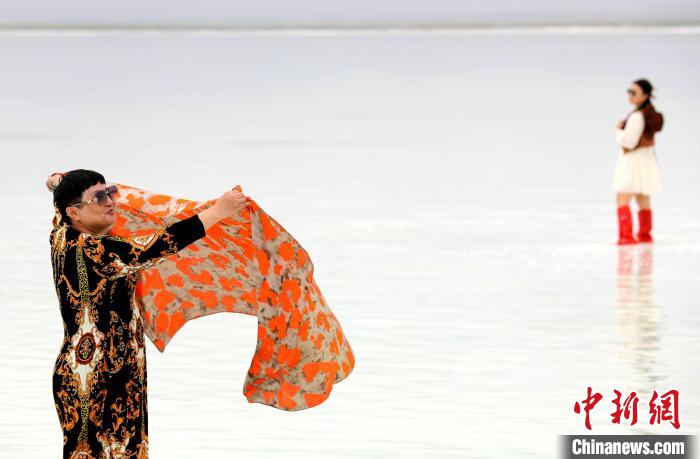 圖為游客在茶卡鹽湖拍照?！⊙Φ?攝