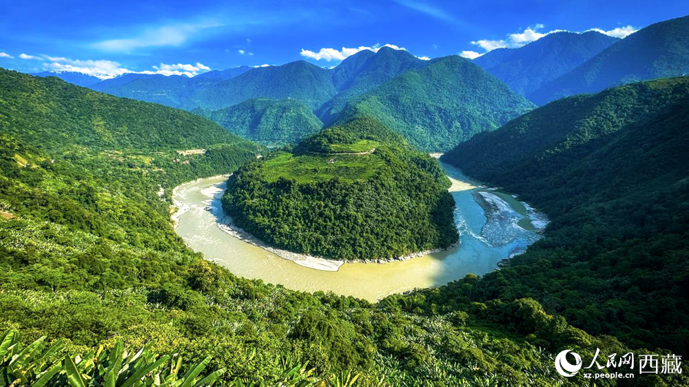 風(fēng)景秀麗、植被繁茂的西藏林芝市墨脫縣果果塘大拐彎。人民網(wǎng)記者 次仁羅布攝