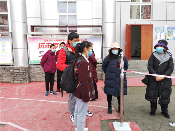 圖片默認(rèn)標(biāo)題_fororder_1、學(xué)生排隊(duì)進(jìn)入校園-攝影-左斌