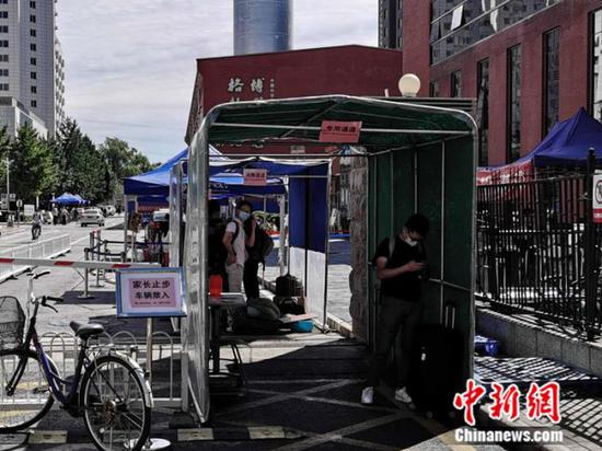 中國(guó)科學(xué)院大學(xué)校門外，豎立著“家長(zhǎng)止步”的提示牌。 中新網(wǎng) 張尼 攝