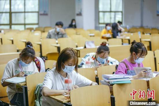 資料圖：學(xué)生在圖書館自習(xí)室內(nèi)學(xué)習(xí)?！⑾A 攝