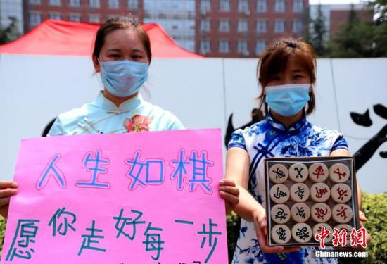 資料圖：2020年7月河南鄭州一高考考點，考生家長送考 中新社記者 王中舉 攝