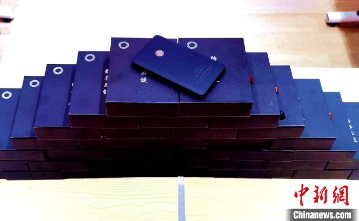 圖為西藏高山文化發(fā)展基金會向聶榮縣完全小學(xué)捐助的“電子健康體檢儀”。　于賓 攝