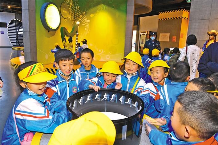 圖為10月29日，一年級的同學(xué)們在科技館參觀體驗(yàn)。李洲 攝.jpg