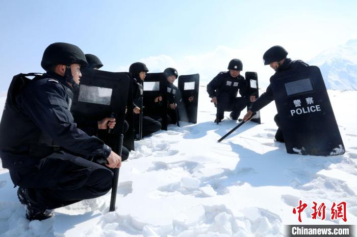 圖為扎西堅(jiān)參與隊(duì)友在巡邏途中。　扎西堅(jiān)參供圖