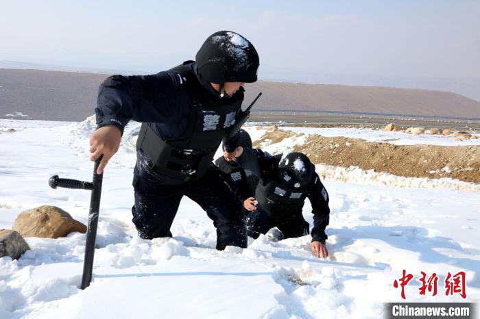 圖為扎西堅(jiān)參與隊(duì)友在巡邏途中?！≡鲌?jiān)參供圖