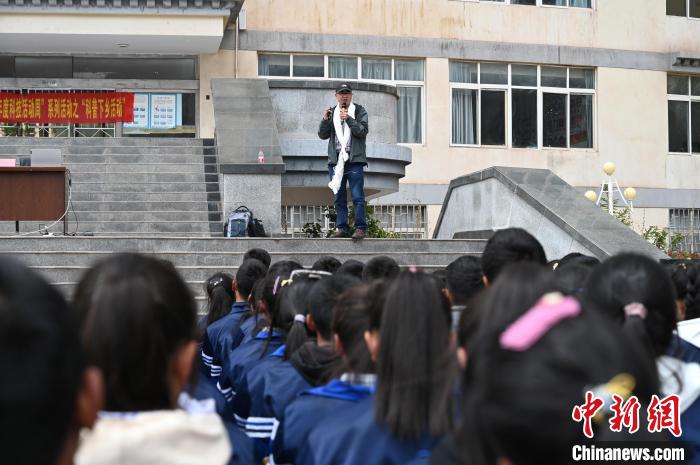 圖為西藏大學(xué)教授寧長春為中學(xué)生授課?！≮w朗 攝
