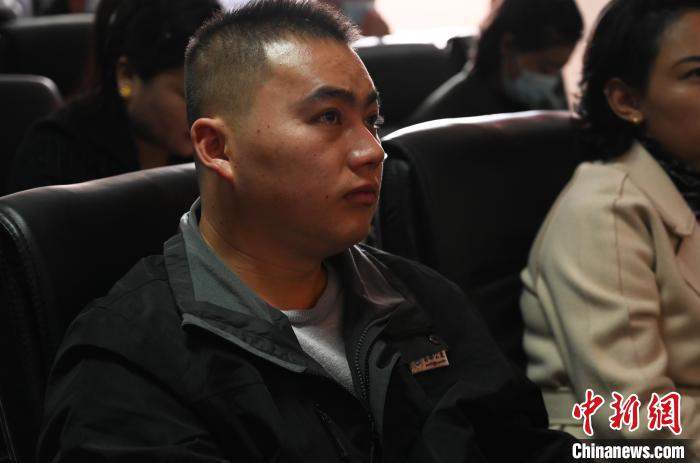 圖為企業(yè)工作人員參加講座?！≮w朗 攝