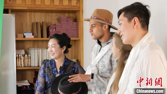 圖為留學(xué)生們正在直播帶貨?！≈x牧 攝