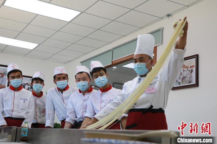 甘肅推特色企業(yè)新型學徒制培訓：企校合作、工學交替