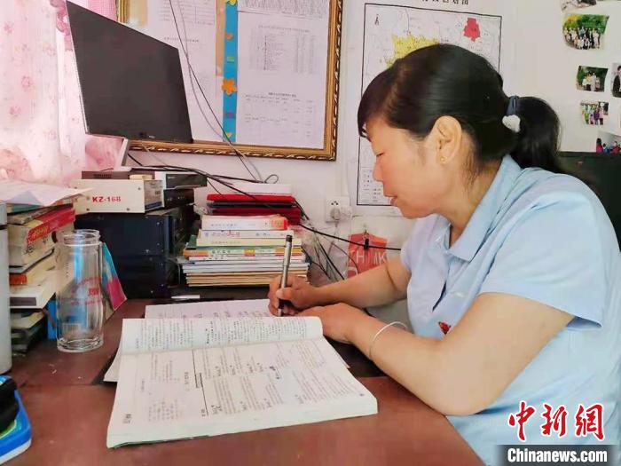 甘肅環(huán)縣“全能老師”堅守“麻雀學(xué)?！保簩W(xué)生在，我就在